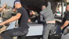 فيديو: اعتقال أحد سكان اللد بزعم محاولته تهريب 9 أشخاص من الضفة